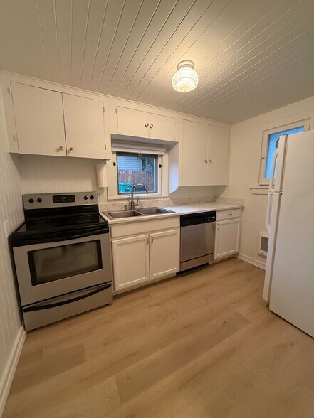 Building Photo - 10048 Interlake Ave N