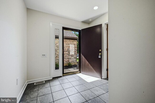 Building Photo - 207 Steeplechase Cir