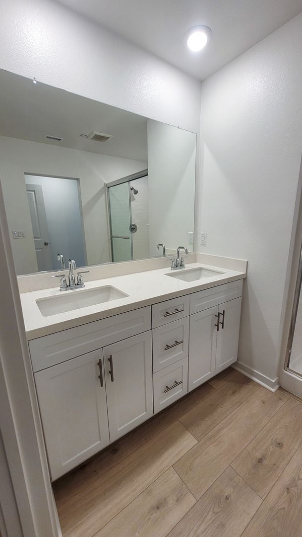 Building Photo - $1000 OFF MOVE IN COST on this Gorgeous Three Story 3 Bed 3 Bath Townhouse