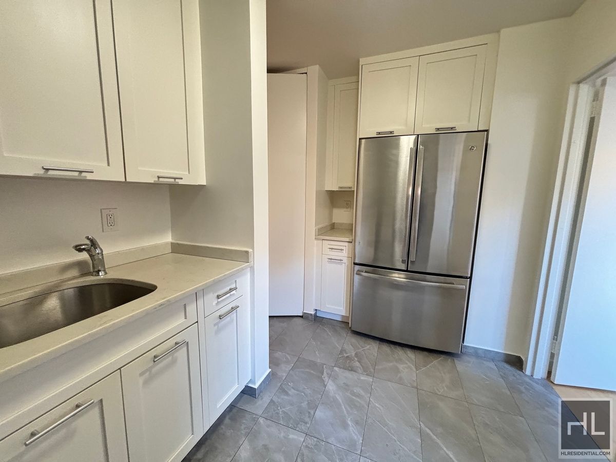 Building Photo - no fee 3 bedroom 2 bathroom with laundry -...