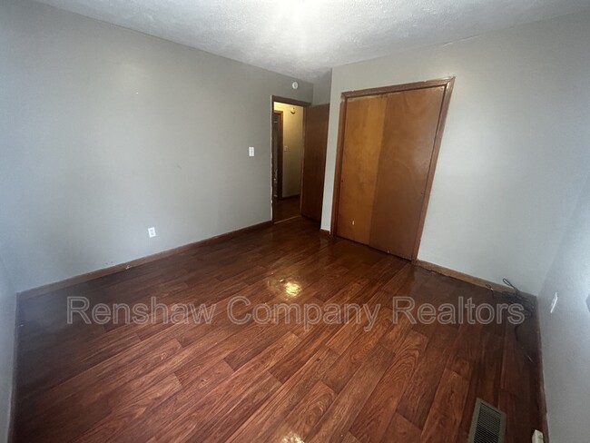 Building Photo - 109 McLin St