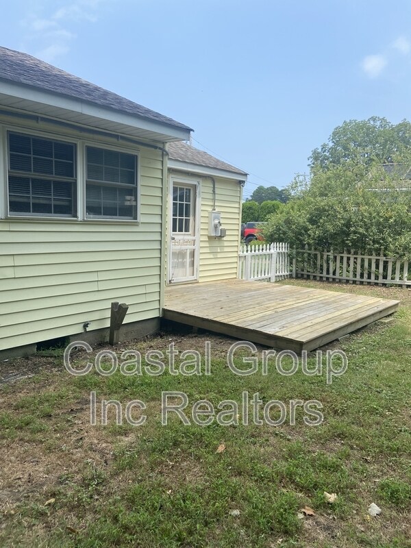 Building Photo - 1632 Janke Rd