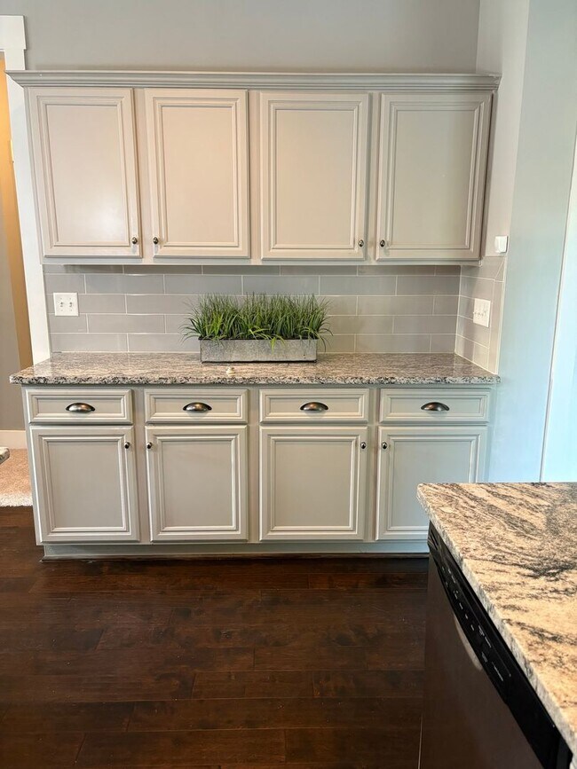 Building Photo - 1013 Edgewater Ln