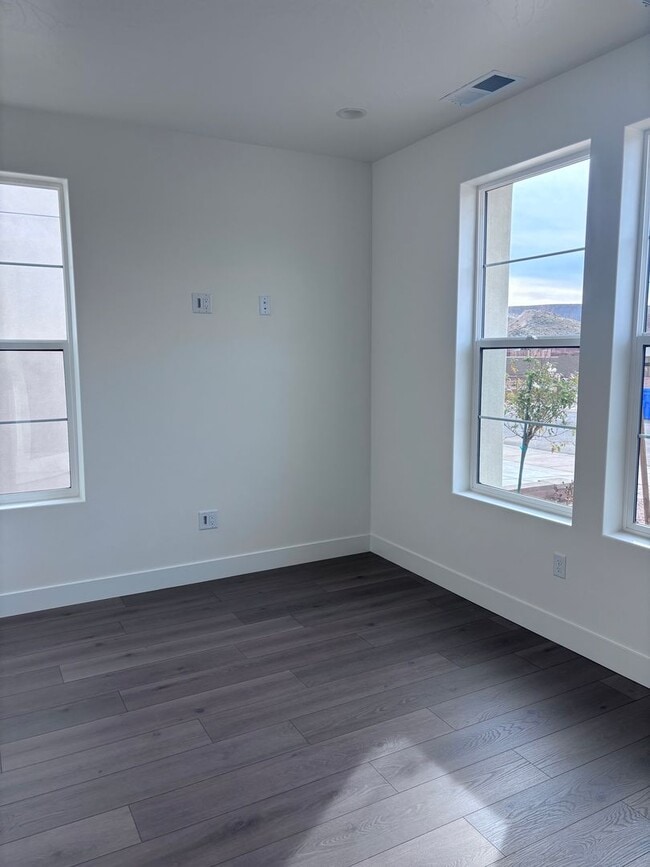 Building Photo - Beautiful New Home with access to community pool