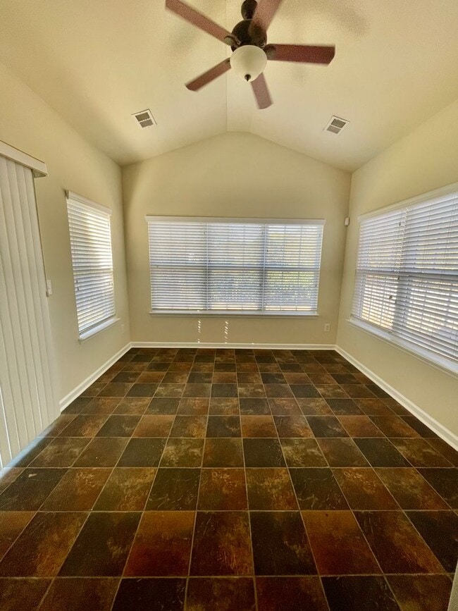 Building Photo - Stunning 5-bedroom, 2.5-bathroom home | Lo...