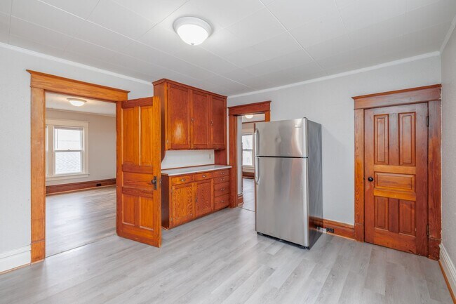 Building Photo - 132 W 14th Ave