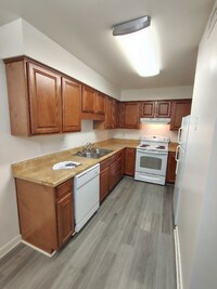 Building Photo - 600 Reusens Rd