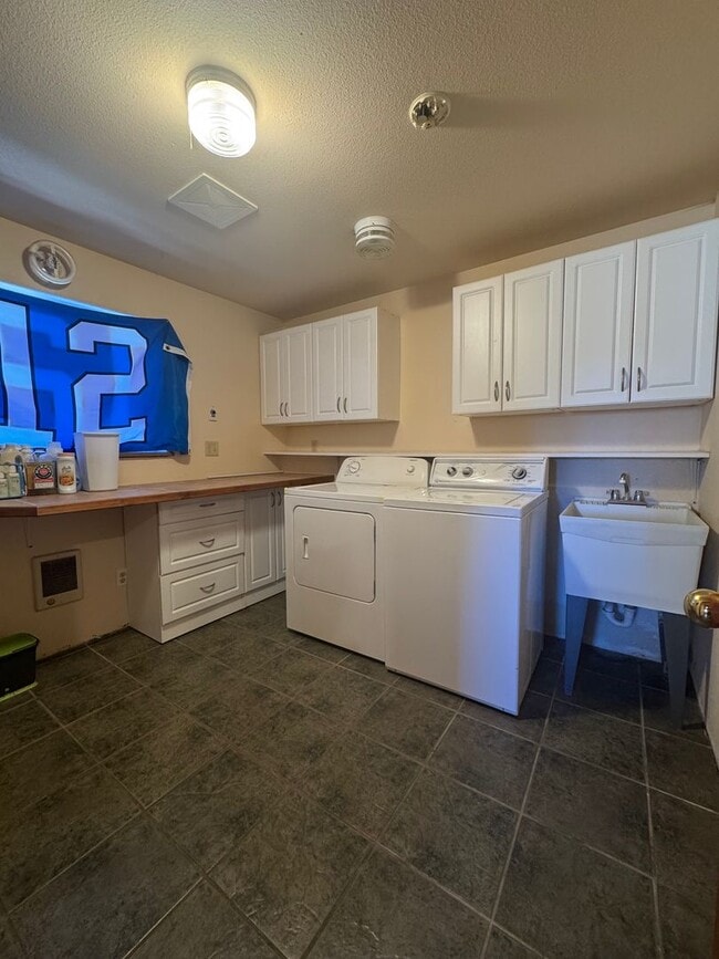 Building Photo - Idyllic 3bd, 2ba Retreat with Loft on 2+ A...