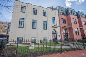 Building Photo - Cozy 1 BR/1 BA Condo in Capitol Hill!