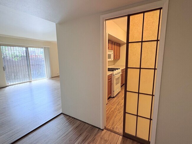 Building Photo - Lovely 2 Bedroom and 2 Bathroom Condo w/ Den! Lots of Space! *SPECIAL OFFER 2 Weeks Free Rent*