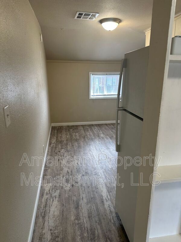 Building Photo - 3605 1/2 E 16th St-