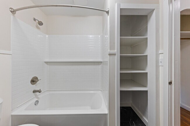 Building Photo - MOVE IN SPECIALCharming 2 bedroom duplex