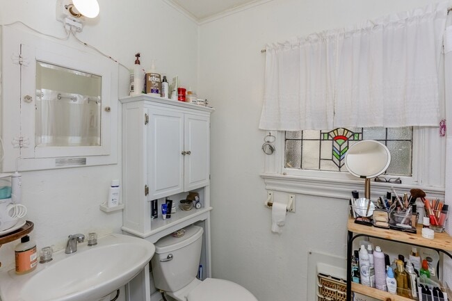 Building Photo - 1740 Banks St