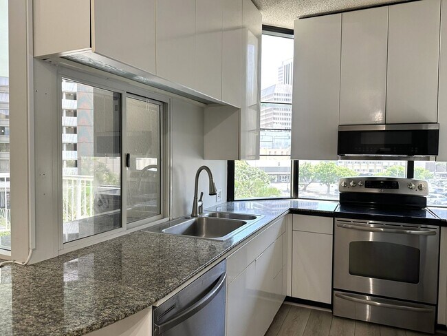 Building Photo - Furnished, Pet Friendly - Honolulu Park Pl...