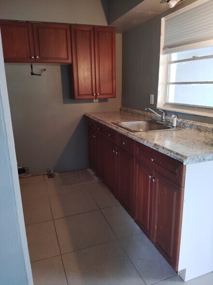 Building Photo - 873 Van Buren St