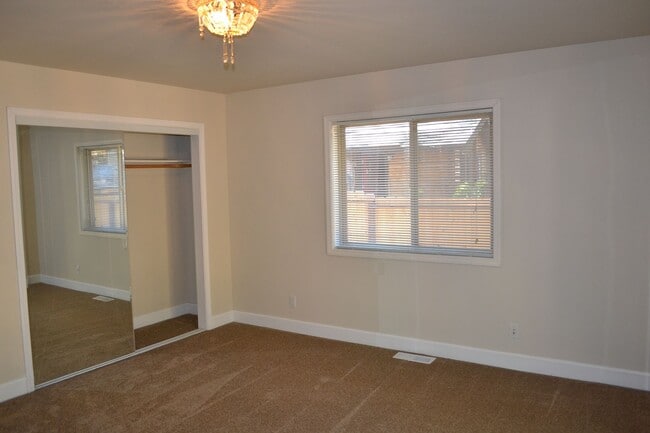 Building Photo - 699 Eloise Ave