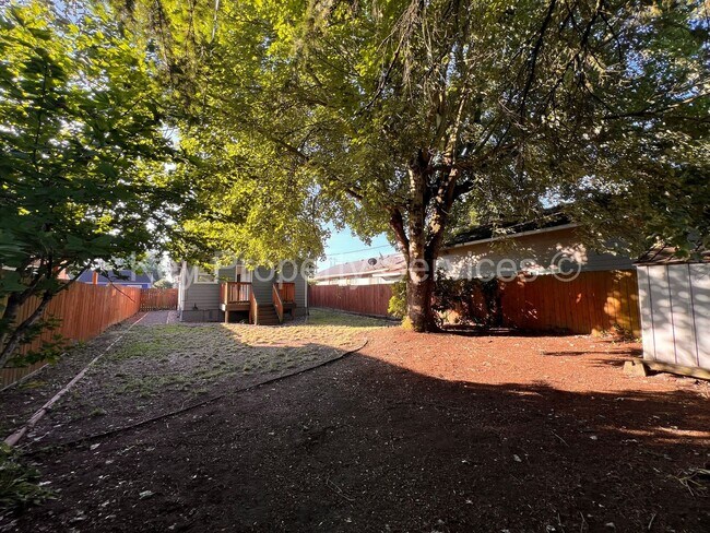 Building Photo - Renovated Longview Cottage with Huge Yard!