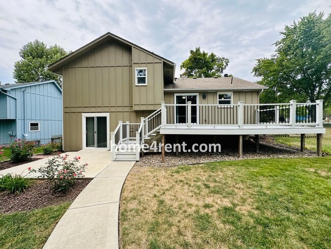 Building Photo - Wonderful Three Bedroom Olathe Home in a Q...