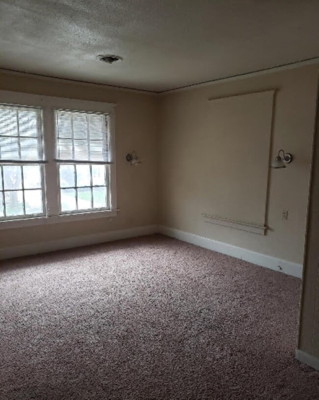 Building Photo - 918 E Locust St