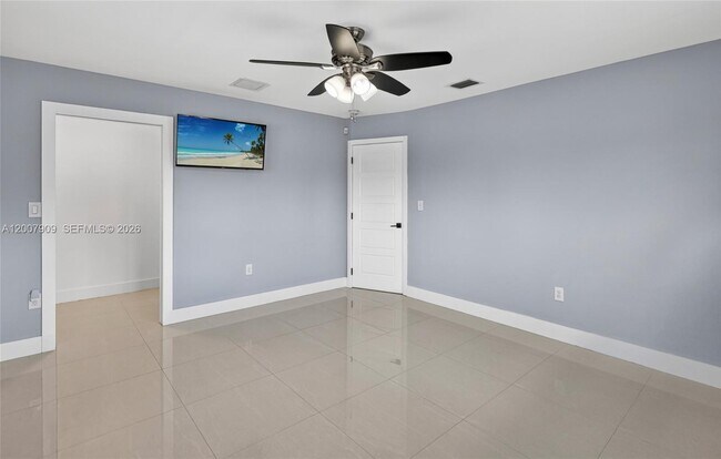 Building Photo - 4865 SW 94th Ave