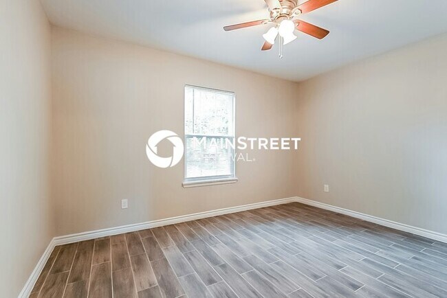 Building Photo - 3 Bedroom Pet-Friendly Home in Dallas, TX with Main Street Renewal