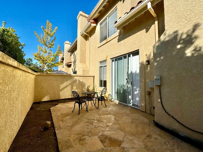 Building Photo - Beautiful 2Bd/2.5Ba Town House With A 2 Ca...