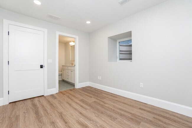 Building Photo - 20 Sheridan Ave