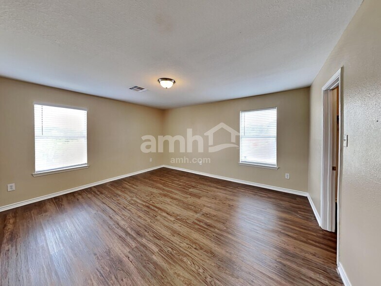 Building Photo - 226 Golden Oak Dr