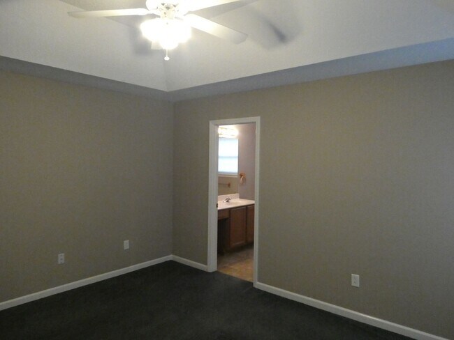 Building Photo - 3 Bedroom 2 Bath Home in Seven Oaks Neighborhood