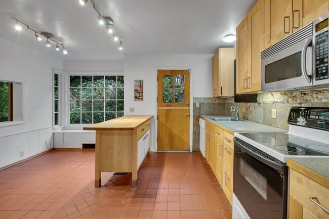 Building Photo - 4 Bed 2.5 Bath available in Kirkland