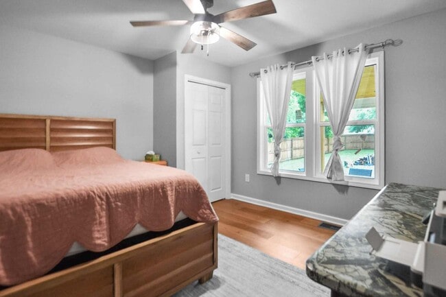 Building Photo - Pet Friendly Three Bedroom!