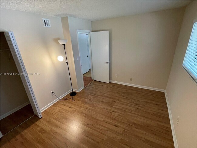 Building Photo - 6900 SW 39th St