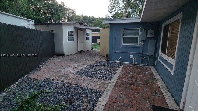 Building Photo - 1115 SW 25th Ave