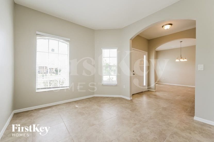 Building Photo - 820 Poinsettia Ave
