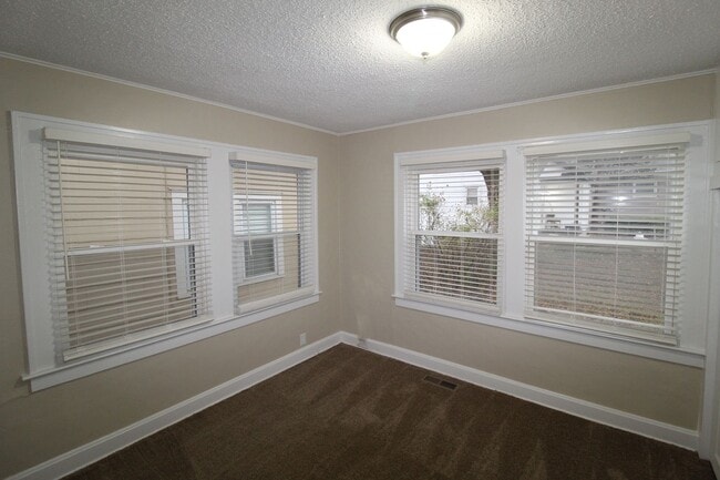 Building Photo - Updated 2 Bedroom 1 Bath Duplex Within Walking Distance to KU Med