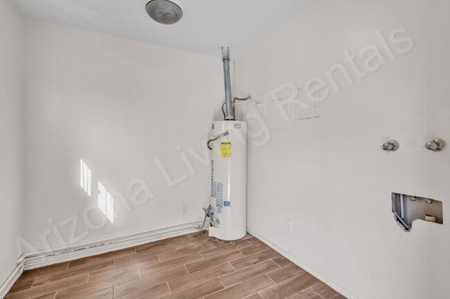 Building Photo - PET FRIENDLY CENTRALLY LOCATED ON ONE ACRE