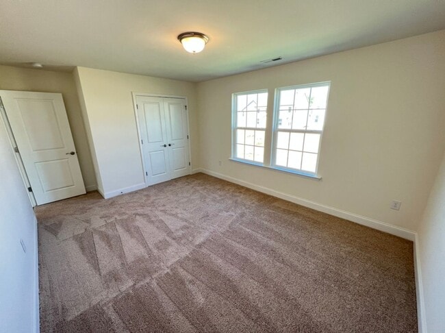Building Photo - LIKE NEW 4 Bedroom Home w/ Ground Floor Be...