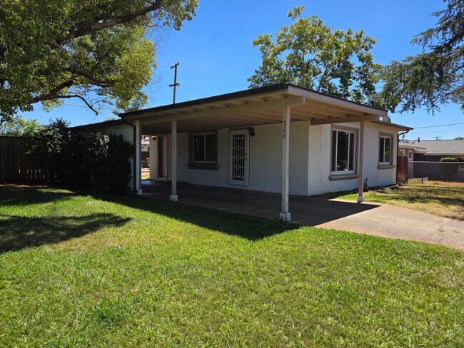 Building Photo - Large corner lot - Central Folsom 2 Bedroom, 1 Bath