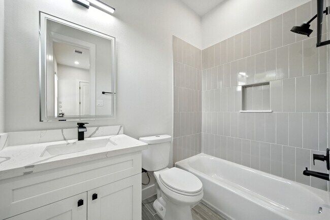 Building Photo - 2304 Hoskins Dr
