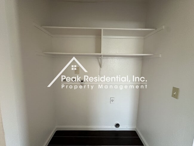 Building Photo - Spacious 3bd/2ba House with 2 Car Garage