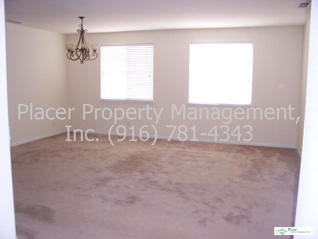 Building Photo - Available now.   Beautiful 3 Bdrm+den, Gra...