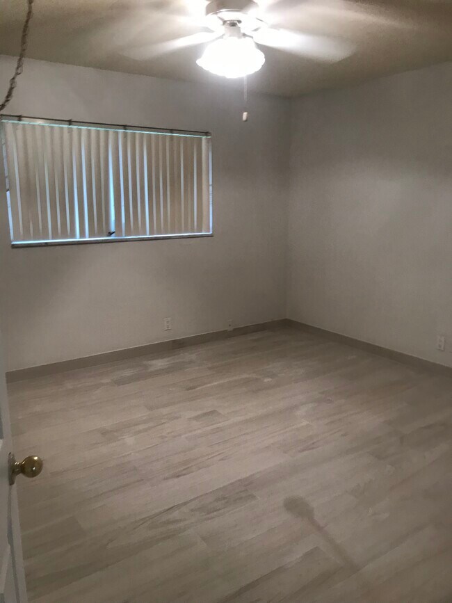 Building Photo - 501 Blue Heron Dr