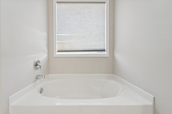 Building Photo - AVAILABLE NOW! (Pet Friendly)