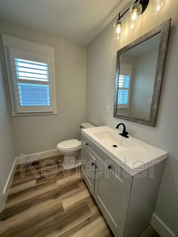 Building Photo - 210 7th St