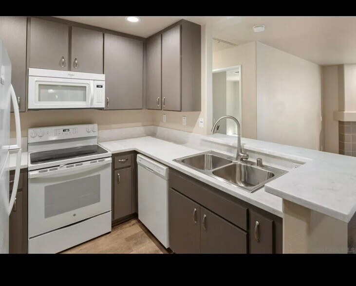 Building Photo - 580 Camino De La Reina
