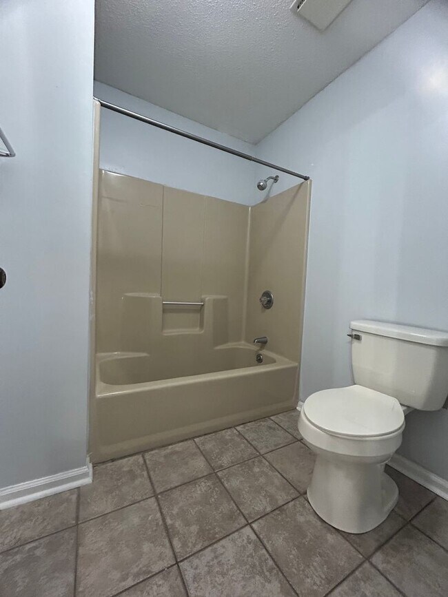 Building Photo - Spacious 3 bed 5 bath condo located in the...