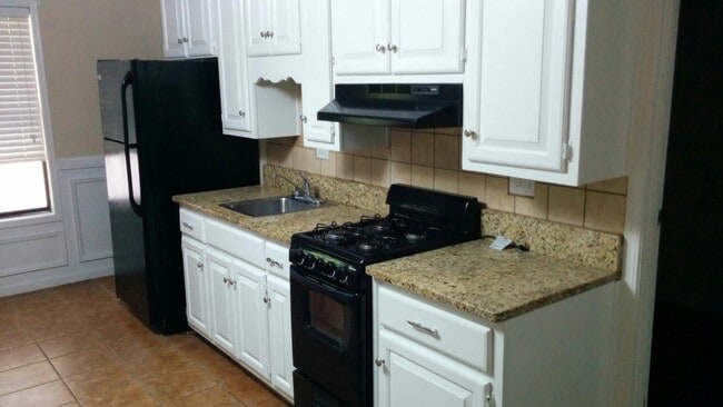 Building Photo - Large 4BR in Marietta