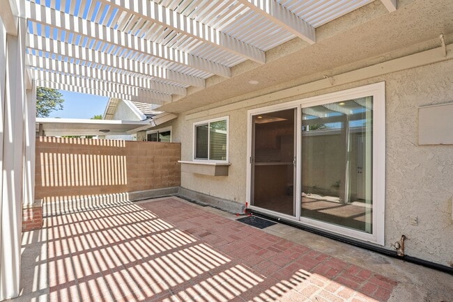 Building Photo - Beautiful Yorba Linda 3 Bedroom 2.5 Bathro...