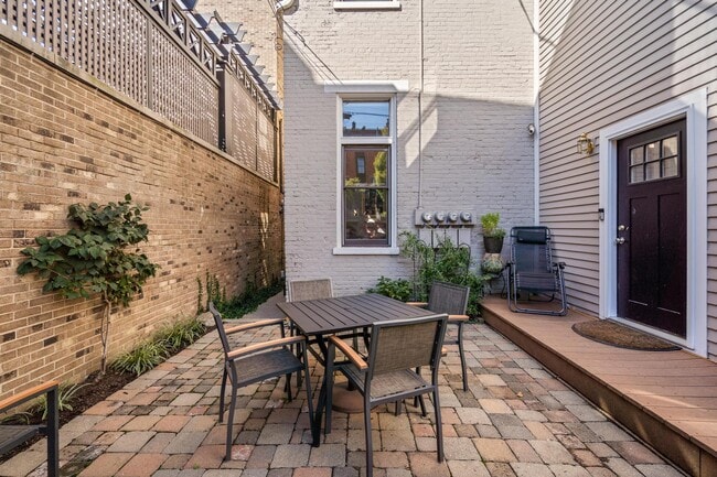 Building Photo - 225 Riverside Dr