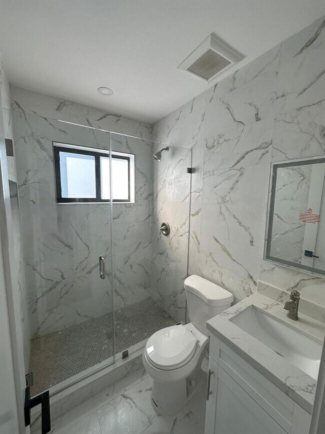 Building Photo - 170 W 58th St